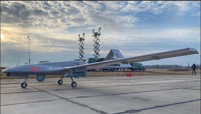 Với tình hình hiện tại ở phía trước, các chuyên gia cho rằng lực lượng DPR và LPR sẽ tiếp tục sử dụng chiến thuật tiêu diệt các vị trí điều khiển UAV. Và có lẽ, điều tương tự cũng áp dụng cho UAV TB2, nhưng bằng những loại vũ khí có tầm bắn xa hơn. Nguồn ảnh: Foxt.