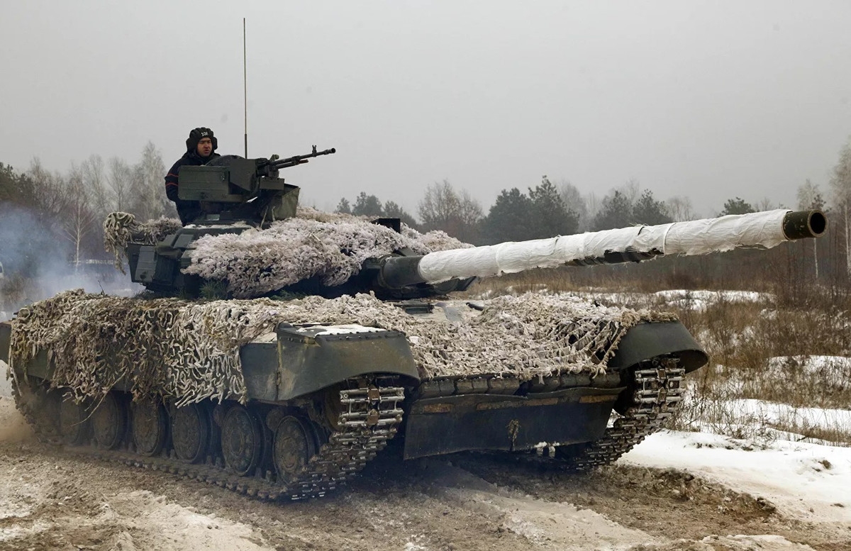 Trước đó theo thông tin, dân quân LPR đã di chuyển 83 xe tăng về phía khu vực Stakhanov, nơi chúng được nhìn thấy lần cuối. Sau đó, số xe tăng trên được triển khai gần đường giới tuyến, nhằm ngăn chặn những cuộc tấn công bất ngờ của Quân đội Ukraine, như đã xảy ra ở phía nam của nước cộng hòa tự xưng Donetsk.