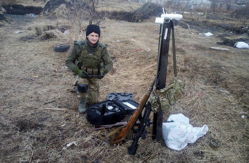 Trong đoạn video ngắn ngủi, người xem có thể thấy quả đạn cối 120 ly nổ cận cảnh theo đúng nghĩa đen, có lẽ chỉ cách người điều khiển UAV vài mét. Có lẽ để bắn trúng một cách chính xác như vậy, có thể phe dân quân sở hữu những phương tiện trinh sát, tính toán phần tử bắn hiện đại; hoặc là bắn đạn súng cối 120 ly có điều khiển.