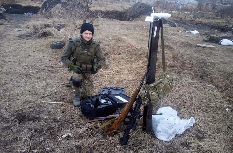 Trong đoạn video ngắn ngủi, người xem có thể thấy quả đạn cối 120 ly nổ cận cảnh theo đúng nghĩa đen, có lẽ chỉ cách người điều khiển UAV vài mét. Có lẽ để bắn trúng một cách chính xác như vậy, có thể phe dân quân sở hữu những phương tiện trinh sát, tính toán phần tử bắn hiện đại; hoặc là bắn đạn súng cối 120 ly có điều khiển.