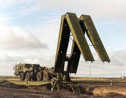 Người Nga rất giỏi trong việc phát triển các khí tài công binh; do hệ thống đường bộ của Nga không phát triển như các nước phương Tây, đặc biệt là ở những nơi xa trung tâm thành phố, nên các kỹ sư Nga có tay nghề cao trong việc phát triển các khí tài khắc phục vật cản.