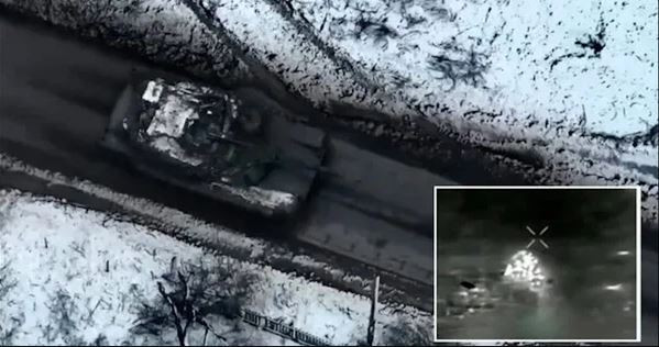 Defense 24 cho biết, qua video cho thấy chiếc tăng M1A1 Abrams ngoài bị hỏng ở khoang chứa đạn phía sau của tháp pháo và tàn tích cháy của đạn pháo tăng, nhưng không bị thiệt hại nghiêm trọng. Nhìn cửa sập được mở cho thấy, kíp xe đã “thoát hiểm” thành công.