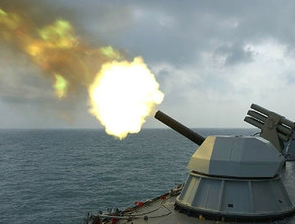 Những tiếng nổ đầu nòng và tiếng nổ của đầu đạn của khẩu “pháo sáu nòng” theo đúng nghĩa đen, đã trút đạn pháo vào toàn bộ không gian xung quanh con tàu cướp biển, cuối cùng gây ra một vụ nổ trên đó; rõ ràng là do đạn dược hoặc nhiên liệu phát nổ.