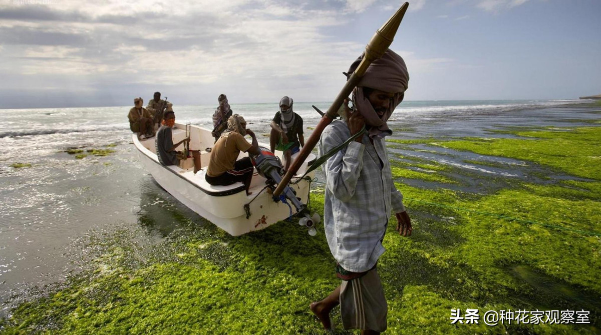 Sau khi bọn cướp biển đã leo lên được boong tàu, thuyền trưởng Iuri ra lệnh tắt ngay hệ thống động lực và ngừng tất cả thiết bị máy móc đang hoạt động, để con tàu trôi tự do theo sóng biển, chờ chiến hạm Nga tới giải cứu.