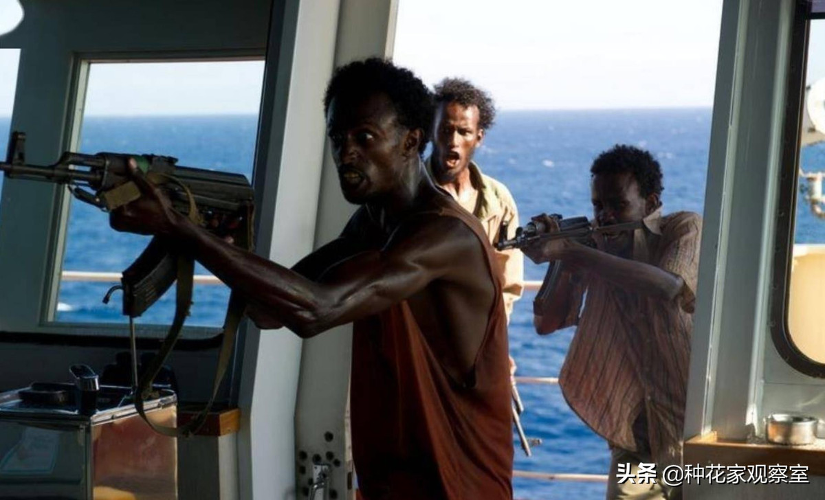 Bọn cướp biển Somali đứng bên ngoài chỉ còn biết “bó tay”, nhưng không dám đánh mìn phá cửa phòng vì sợ tàu bốc cháy. Tuy nhiên chúng đã chiếm tàu suốt 20 tiếng đồng hồ.