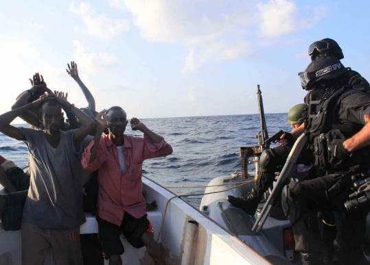 Nhận xét về video, tác giả giải thích rằng, việc quay phim được thực hiện trực tiếp từ tàu “Đô đốc Shaposhnikov”. Trong đoạn video, người xem có thể dễ dàng nhận ra một ụ pháo tự động 30 mm sáu nòng AK-630M, đang nhằm bắn một chiếc xuồng cao tốc của bọn cướp biển.