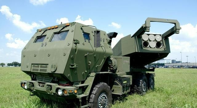 Mỹ cũng không có nhiều hệ thống HIMARS để viện trợ cho Ukraine, đạn dẫn đường dùng cho HIMARS cũng rất đắt đỏ; ngoài ra đạn của HIMARS có tầm bắn cũng không phải quá lớn (với tên lửa dẫn đường M31 tầm bắn tối đa là 80km). Nên đây là điểm yếu của hệ thống HIMARS.