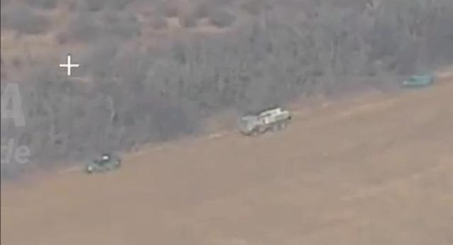 Trong hình ảnh do máy bay không người lái Nga ghi lại, bệ phóng tên lửa tầm xa HIMARS của Ukraine đã được nạp đạn, sẵn sàng khai hỏa và bị trúng đầu đạn chùm của tên lửa đạn đạo chiến thuật Iskander.