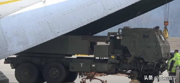 Mặc dù Quân đội Nga trước đó tuyên bố đã phá hủy “nhiều” bệ phóng tên lửa HIMARS của Ukraine, nhưng đây là cảnh quay bệ phóng HIMARS đầu tiên được xác nhận chính thức bị phá hủy. Trước đây chỉ có hình ảnh bệ phóng HIMARS bị phá hỏng và được chuyển về Mỹ để sửa chữa.