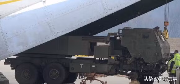 Mặc dù Quân đội Nga trước đó tuyên bố đã phá hủy “nhiều” bệ phóng tên lửa HIMARS của Ukraine, nhưng đây là cảnh quay bệ phóng HIMARS đầu tiên được xác nhận chính thức bị phá hủy. Trước đây chỉ có hình ảnh bệ phóng HIMARS bị phá hỏng và được chuyển về Mỹ để sửa chữa.