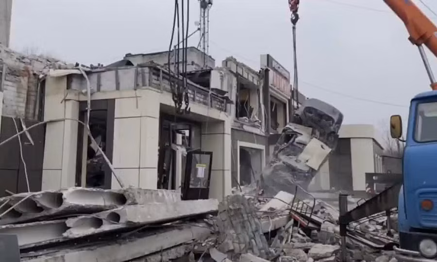 Mỹ đã cung cấp đạn chùm 155mm và đạn bi thép cho tên lửa của hệ thống HIMARS, gây sát thương lớn và ảnh hưởng nghiêm trọng đến tinh thần binh lính Nga. Mỗi lần HIMARS phóng tên lửa, là quân Nga bị thiệt hại lớn. 