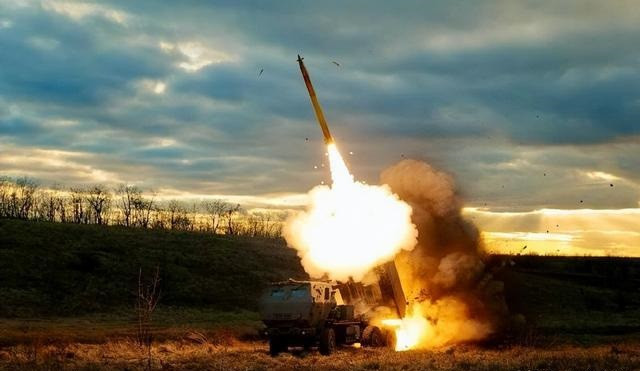 Mặt khác, bệ phóng và đạn cho hệ thống HIMARS đều rất đắt và không thể dùng như đạn pháo thường trên chiến trường. Nhưng khách quan đánh giá, nếu không có tên lửa HIMARS của Mỹ viện trợ, thì Quân đội Ukraine sẽ không thể đạt được kết quả to lớn trên chiến trường như vậy.