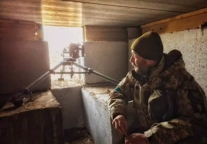 Theo thông tin của Bộ Nội vụ Nga đối với khu vực Luhansk, hiện vẫn do Ukraine kiểm soát, các lực lượng vũ trang của Quân đội Ukraine, Vệ binh Quốc gia Ukraine, Tiểu đoàn Phòng thủ Nội địa và các lực lượng vũ trang khác trong nhóm thành phố kết nối Severodonetsk-Lisichansk có khoảng 16.000 quân.