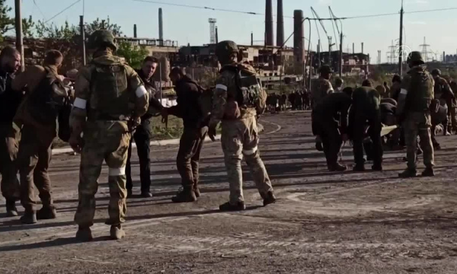 Ukraine vừa trải qua cú sốc lớn, khi hơn 8.000 quân Ukraine và Tiểu đoàn Azov cũng như hàng nghìn binh sĩ thiện chiến nhất, bị bắt và tiêu diệt trong trận thất thủ ở Mariupol; điều này đã khiến tinh thần của Ukraine bị tổn hại nghiêm trọng.