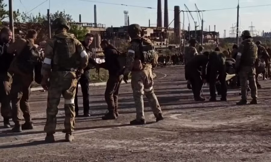 Ukraine vừa trải qua cú sốc lớn, khi hơn 8.000 quân Ukraine và Tiểu đoàn Azov cũng như hàng nghìn binh sĩ thiện chiến nhất, bị bắt và tiêu diệt trong trận thất thủ ở Mariupol; điều này đã khiến tinh thần của Ukraine bị tổn hại nghiêm trọng.