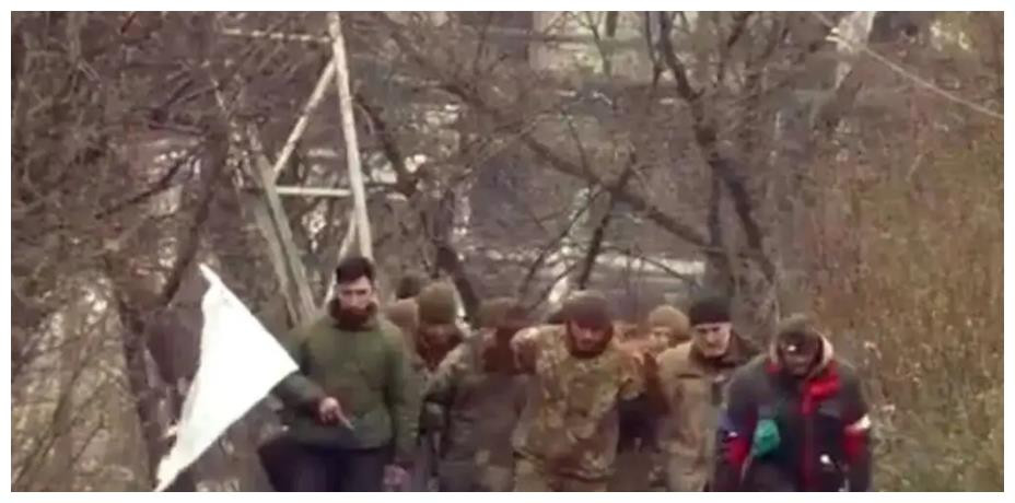 Trước tiên là Tiểu đoàn Azov và các lực lượng vũ trang khác còn lại trong Nhà máy thép Azovstal ở Mariupol đã chính thức tuyên bố hạ vũ khí và đầu hàng vô điều kiện. Trong 4 ngày, bắt đầu từ ngày 16/5 đến ngày 20/5, tổng cộng đã có 2.439 quân nhân Ukraine ra hàng.