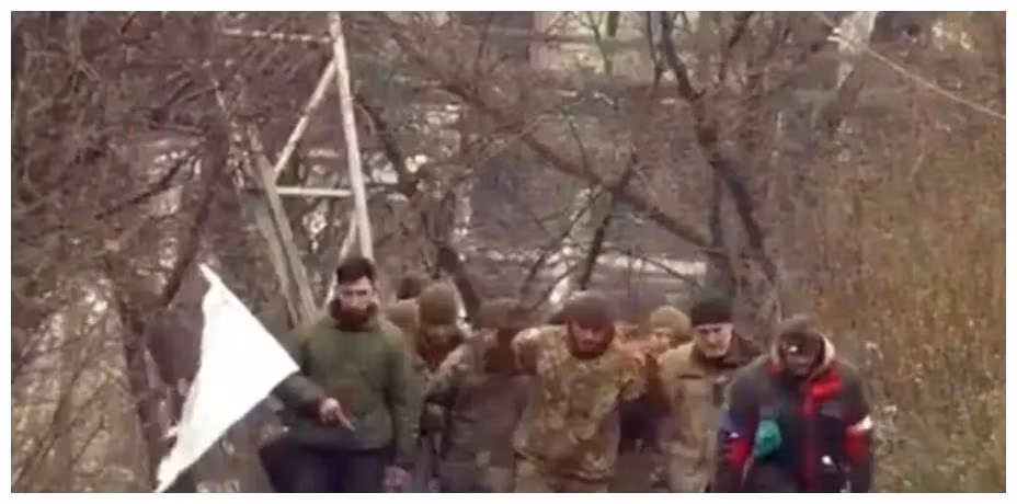 Trước tiên là Tiểu đoàn Azov và các lực lượng vũ trang khác còn lại trong Nhà máy thép Azovstal ở Mariupol đã chính thức tuyên bố hạ vũ khí và đầu hàng vô điều kiện. Trong 4 ngày, bắt đầu từ ngày 16/5 đến ngày 20/5, tổng cộng đã có 2.439 quân nhân Ukraine ra hàng.