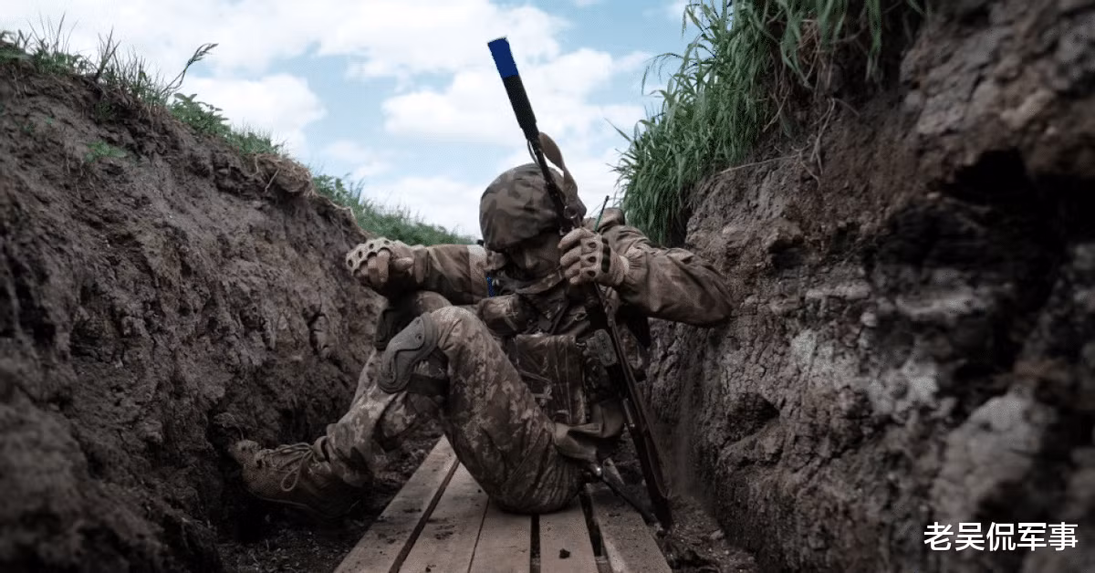 Theo thông tin của Tổng tư lệnh các lực lượng vũ trang Ukraine Valery Zaluzhny, vào thời điểm hiện tại, có khoảng 2.000 quân nhân Ukraine tại khu vực Severodonetsk bị phong tỏa và chỉ còn vài ngày nữa là có thể rút khỏi khu vực này, cho đến khi hoàn toàn bị bao vây bởi quân Nga.