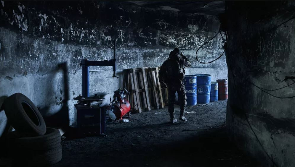 Hãng tin Sputnik của Nga đưa tin, trong chiến dịch Bakhmut, quân đội Nga đã bắt được một tù binh quan trọng; đó là Andrei Krivozub, lính của Lữ đoàn bộ binh cơ giới 93 Ukraine. Krivozub cho biết: Tất cả các con đường vào Bakhmut đã bị hỏa lực pháo binh Nga bao phủ; nhưng họ vẫn vận chuyển vũ khí, đạn dược và quân số bổ sung cho quân phòng thủ Bakhmut thông qua các lối đi dưới lòng đất”.