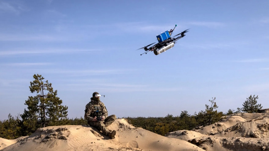 Hiện bầu trời thành phố Volchansk tràn ngập máy bay không người lái của cả hai phía, ngay cả những chuyển động nhỏ nhất, thậm chí là lao nhanh nhất từ căn nhà này sang căn nhà khác, cũng bị phát hiện và ngay lập tức bị tấn công. 