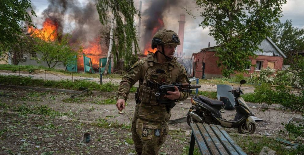 Phía Ukraine đã ngay lập tức mở cuộc điều tra để xem xét kỹ lưỡng sự thất bại rõ ràng của hệ thống phòng thủ, mà Lực lượng Vũ trang Ukraine tổ chức ở khu vực biên giới Kharkov. Hệ thống phòng thủ đã được Tổng thống Ukraine Zelensky khen ngợi là “bất khả xâm phạm”, tại sao lại có thể dễ dàng sụp đổ như vậy?