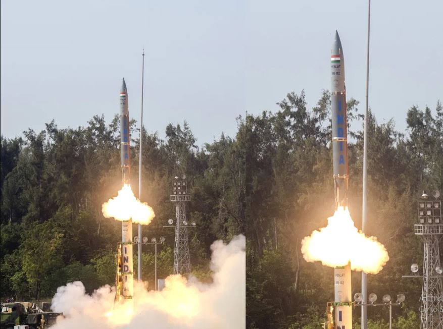 Mỗi bệ phóng tên lửa Pralay đi kèm một xe chỉ huy (BCC), trên đó trang bị các hệ thống thông tin liên lạc, tính toán, đo đạc, khí tượng... Nhưng điểm khác biệt với tên lửa Iskander của Nga, là Pralay được chứa trong các ống bảo quản, kiêm ống phóng. 