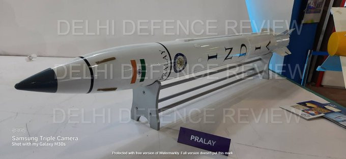 Ngoài các đặc điểm về tầm bắn và quỹ đạo tương tự, tên lửa Pralay và Iskander còn có độ chính xác tương tự, với độ lệch mục tiêu tối đa (CEP) là 10 m. Độ chính xác cao của hai loại tên lửa, có thể là do khả năng dẫn đường ở thiết bị đầu cuối, khi sử dụng thiết bị tìm kiếm mục tiêu trực tiếp. 