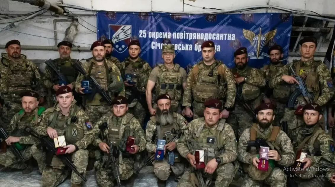 Trước sự tấn công quyết liệt của quân Nga, quân Ukraine không phòng ngự thụ động. Theo đưa tin từ kênh TG của Ukraine, sáng nay, Tổng tư lệnh Quân đội Ukraine, Tướng Syrsky đã đích thân đến thăm thành phố Pokrovsk đốc chiến và trao huân chương cho các binh sĩ Lữ đoàn dù 25, đơn vị đã phải chịu nhiều hy sinh để bảo vệ Pokrovsk.