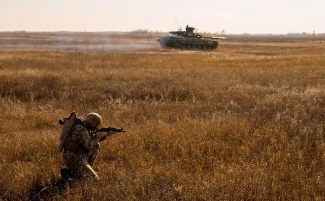 Và rất có thể, Quân đội Ukraine tổ chức tiến công lần này, không chỉ sử dụng pháo binh mà còn sử dụng cả lực lượng bộ binh và xe tăng. Điều này được khẳng định, khi các nhóm do thám và biệt kích của Quân đội Ukraine, đã xuất hiện ở ngoại ô khu dân cư này. 