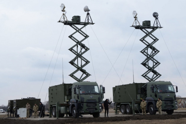 Quân đội Nga bắt đầu tiến hành chế áp điện tử mạnh mẽ các thiết bị trinh sát điện tử đối với UAV, sau khi quân đội Ukraine bắt đầu tích cực sử dụng máy bay không người lái tấn công Bayraktar TB2 của họ ở Donbass.