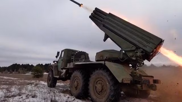 Do mạng lưới giao thông trong khu vực xung quanh thị trấn Sudzha bị RFAF kiểm soát, nên bốn tuyến cung cấp hậu cần chính mà quân đội Ukraine (AFU) ở Kursk dựa vào để tồn tại, đều RFAF bị cắt đứt bằng hỏa lực; điều này đã được người phát ngôn Bộ Quốc phòng Nga đã thông báo, tại một cuộc họp báo ở Moscow. 