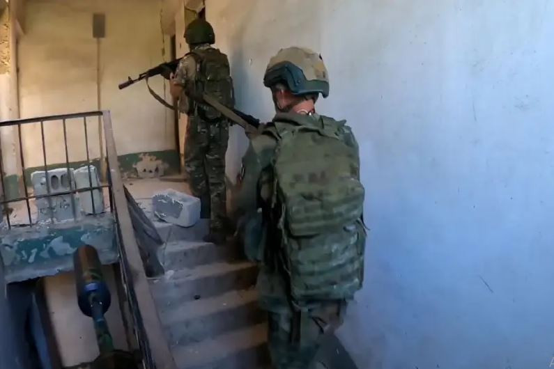 Các cuộc tấn công của quân Nga được thực hiện theo nhóm nhỏ; khi phòng tuyến bị chiếm, các nhóm tiếp viện của Ukraine sẽ không có cơ hội tiếp cận. Trong khi đó ở Kiev, các phương tiện truyền thông Ukraine đã nói về việc Toretsk sắp bị mất; chính quyền không còn lực lượng dự bị để giữ thành phố.