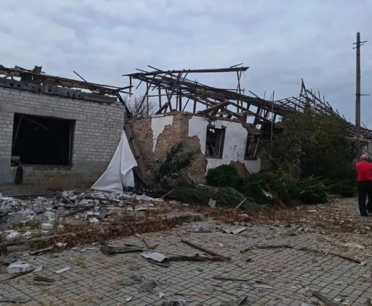 Chỉ huy Quân đội Ukraine quyết định bố trí lực lượng dự bị để tiếp viện cho Toretsk tại một trường học địa phương. Tuy nhiên việc tập trung quân tại đây đã bị UAV trinh sát và lực lượng quân báo mặt đất của Nga giám sát chặt chẽ. Khi thời cơ đến, quân Nga phát lệnh tấn công.