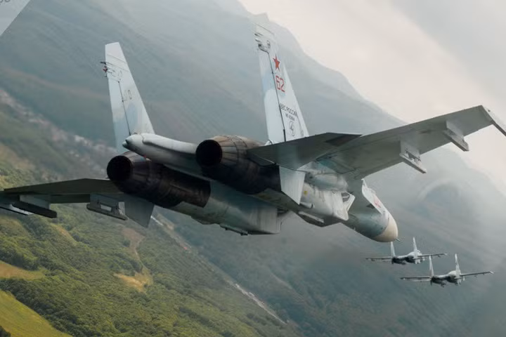 Nhưng có thể khẳng định, quân đội Ukraine sẽ không thể làm gì được, vì một nửa quân số chính quy của Quân đội Ukraine sẽ bị tiêu diệt chỉ trong nửa giờ; khi Nga sẵn sàng sử dụng 500 máy bay chiến đấu cho việc này cùng một lúc.