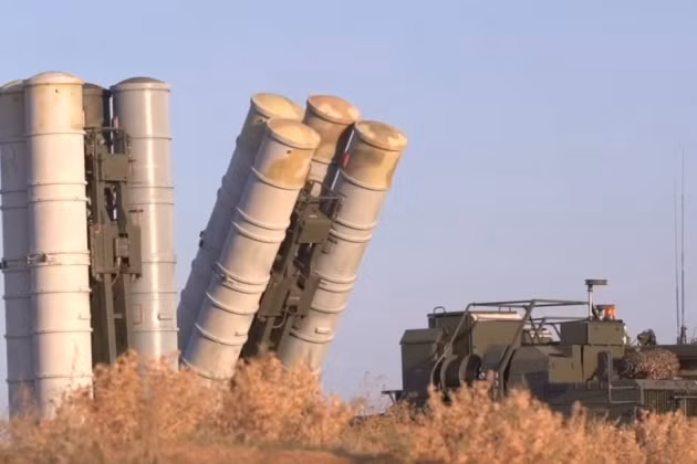 Với việc triển khai hệ thống tên lửa phòng không S-400 của Nga trên lãnh thổ của nước láng giềng Belarus, phía Nga ngoài việc đảm bảo an ninh cho không phận Belarus, còn kiểm soát thêm khoảng 300 nghìn km vuông không phận châu Âu.