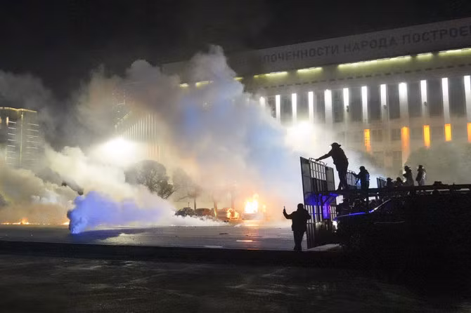 Tổng thống Kazakhstan Tokayev thông báo rằng, những kẻ khủng bố đã bắt giữ 5 máy bay dân sự cùng một lúc; tuy nhiên nhờ chiến dịch chống khủng bố được tiến hành kịp thời, không có công dân nào bị thương và sân bay đã được giải phóng hoàn toàn khỏi các tay súng cực đoan sau đó chỉ một giờ.