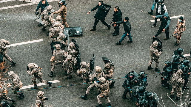 Một lúc sau, tiếp viên thay trang phục dân sự khiến hành khách hoảng sợ. Tiếng còi đã vang lên, từ cửa sổ, có thể thấy một chiếc xe của công ty với một người đàn ông đang cầm lái. Các tiếp viên trả lời rằng, đây không phải là nhân viên sân bay, mà là một kẻ khủng bố.