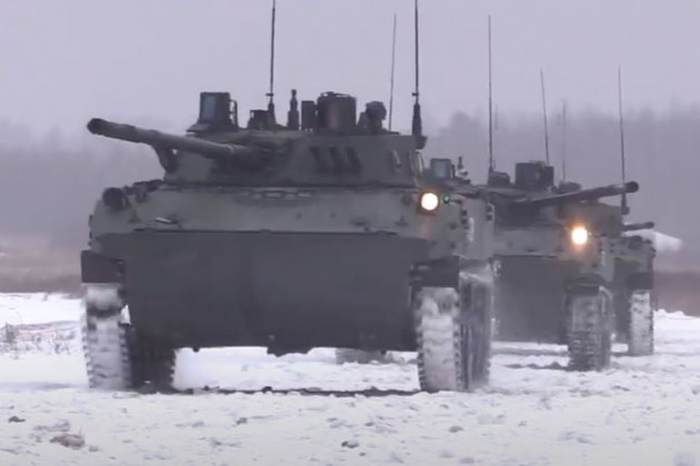 Trong các loại vũ khí mà lính dù Nga mang đến Kazakhstan, phần lớn là vũ khí bộ binh, nhưng cũng có không ít vũ khí hạng nặng; trong đó đáng chú ý là xe bọc thép nhảy dù BMD-4M đã được đưa đến Kazakhstan, để hỗ trợ lực lượng gìn giữ hòa bình Nga.