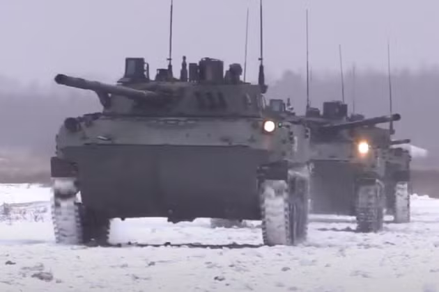 Trong các loại vũ khí mà lính dù Nga mang đến Kazakhstan, phần lớn là vũ khí bộ binh, nhưng cũng có không ít vũ khí hạng nặng; trong đó đáng chú ý là xe bọc thép nhảy dù BMD-4M đã được đưa đến Kazakhstan, để hỗ trợ lực lượng gìn giữ hòa bình Nga.