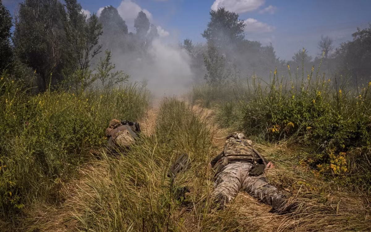 Với khả năng rà phá mìn có hạn, Quân đội Ukraine chỉ có thể mở các lối đi nhỏ qua các bãi mìn rộng lớn của Nga. Nếu một chiếc xe tăng bị tiêu diệt, dễ dẫn đến ùn tắc trước cửa mở và đây là thời cơ để các đội cơ động diệt tăng và trực thăng vũ trang tiêu diệt xe cơ giới của Ukraine. 