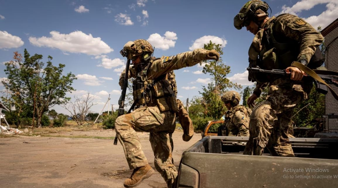 Việc chỉ huy quân đội Ukraine lựa chọn chiến thuật “đi bộ tiến công” cũng dựa trên những cân nhắc sau: Thứ nhất, nó có thể giảm bớt thiệt hại các loại vũ khí hạng nặng như xe tăng. Thứ hai, binh lính đi bộ sẽ an toàn hơn.