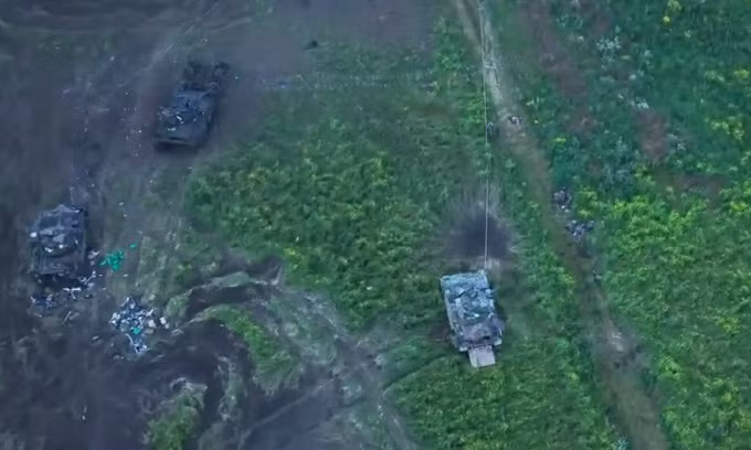 Nhưng mới đây, Tổng tư lệnh Quân đội Ukraine Valeriy Zaluzhnyi trong một cuộc phỏng vấn đã cho biết, xe tăng do các nước phương Tây viện trợ không phải là “bất khả chiến bại”, nếu các xe tăng này tác chiến độc lập sẽ không thể chọc thủng hệ thống phòng ngự của Nga. 