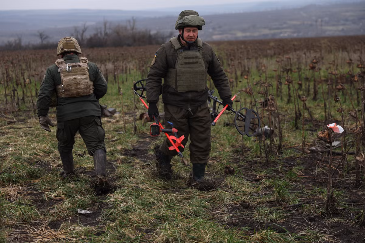 Hơn nữa, công việc rà phá bom mìn đòi hỏi các chuyên gia, chỉ bằng cách dò tìm và loại bỏ nhiều lần, mới có thể tạo ra một con đường an toàn cho các đơn vị tấn công. Tuy nhiên quân Nga không để cho quân đội Ukraine thực hiện nhiệm vụ đó một cách dễ dàng, khi họ nhanh chóng thiết lập các bãi mìn mới bằng các khí tài rải mìn tự động.