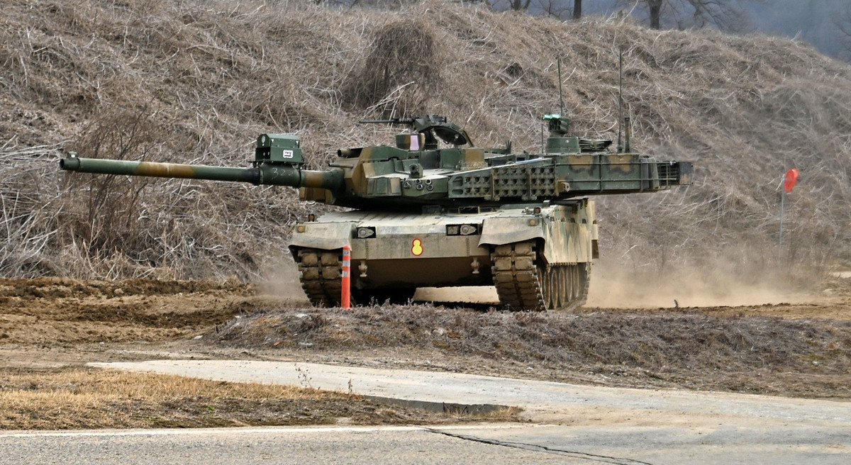 Hệ thống lái kỹ thuật số này, giúp giảm đáng kể khối lượng công việc của kíp xe, cho phép họ tập trung nhiều hơn vào các nhiệm vụ chiến đấu và cải thiện hiệu quả hoạt động trong các trận đánh căng thắng. K2PL cũng được trang bị hệ thống bảo vệ NBC (hạt nhân, sinh học và hóa học) hiện đại, đảm bảo an toàn cho kíp xe trong môi trường bị ô nhiễm.