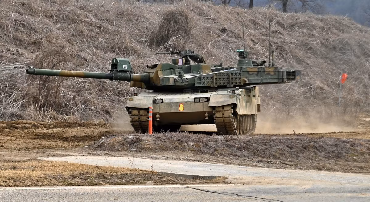 Hệ thống lái kỹ thuật số này, giúp giảm đáng kể khối lượng công việc của kíp xe, cho phép họ tập trung nhiều hơn vào các nhiệm vụ chiến đấu và cải thiện hiệu quả hoạt động trong các trận đánh căng thắng. K2PL cũng được trang bị hệ thống bảo vệ NBC (hạt nhân, sinh học và hóa học) hiện đại, đảm bảo an toàn cho kíp xe trong môi trường bị ô nhiễm.