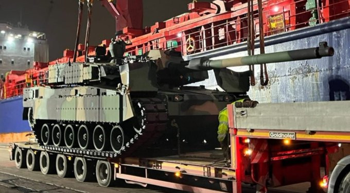 Xe tăng K2PL dựa trên thiết kế đã được chứng minh của K2 Black Panther, loại xe tăng đã được đưa vào sử dụng tại quân đội Hàn Quốc từ năm 2014. Hyundai Rotem của Hàn Quốc, đơn vị phát triển K2, đã điều chỉnh nền tảng này để đáp ứng các yêu cầu cụ thể của Ba Lan, tạo ra một loại xe tăng kết hợp nhiều cải tiến.