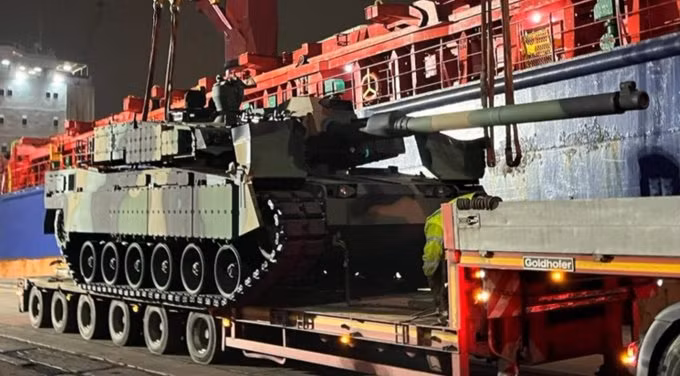 Xe tăng K2PL dựa trên thiết kế đã được chứng minh của K2 Black Panther, loại xe tăng đã được đưa vào sử dụng tại quân đội Hàn Quốc từ năm 2014. Hyundai Rotem của Hàn Quốc, đơn vị phát triển K2, đã điều chỉnh nền tảng này để đáp ứng các yêu cầu cụ thể của Ba Lan, tạo ra một loại xe tăng kết hợp nhiều cải tiến.