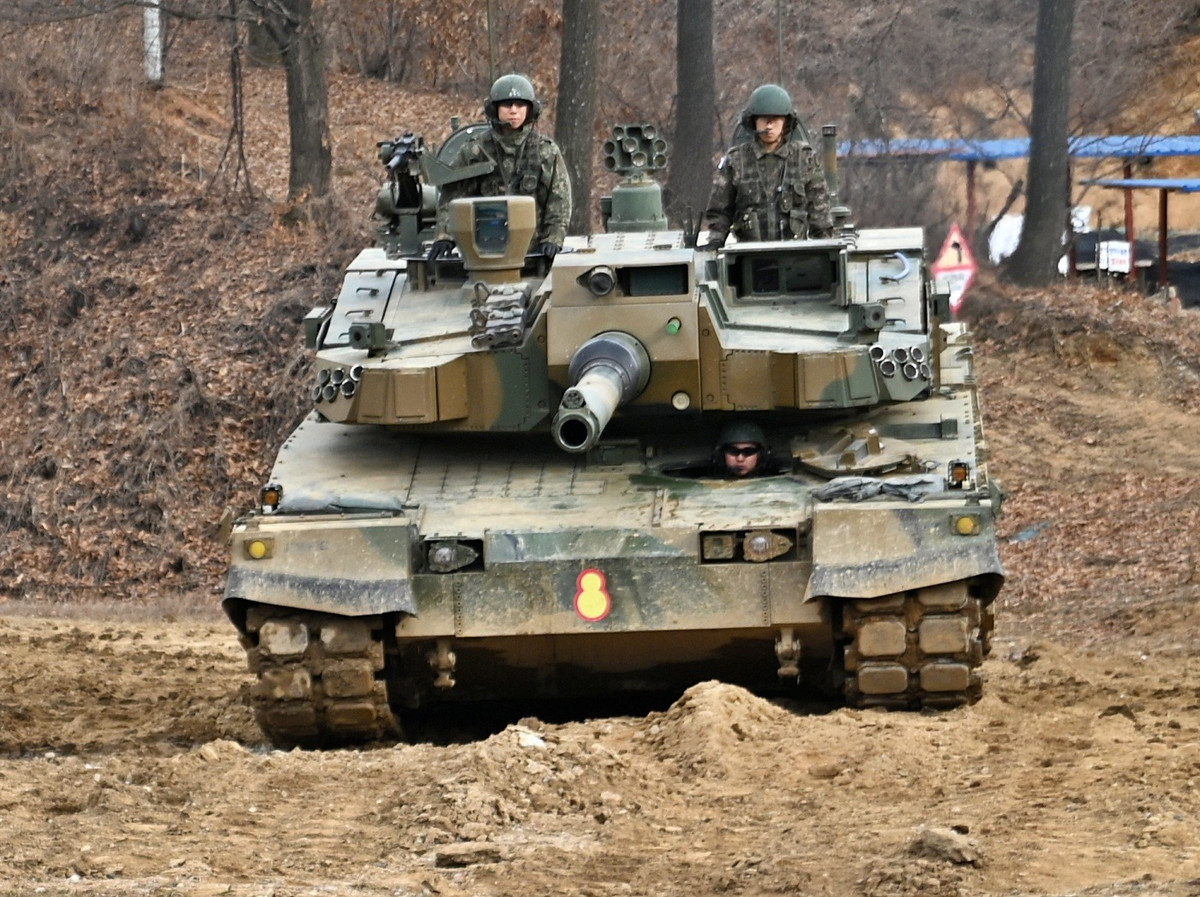 Về mặt sự thoải mái và hiệu quả của kíp lái, K2PL được thiết kế có tính đến nhu cầu của kíp lái bọc thép hiện đại. Xe tăng được trang bị hệ thống điều khiển kỹ thuật số, giúp kíp lái quản lý mọi hoạt động của xe từ bảng điều khiển màn hình cảm ứng trung tâm. 