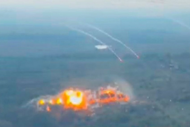 Trong khi đó, lực lượng không quân chiến thuật Nga đã tăng cường sử dụng bom lượn có điều khiển bằng vệ tinh FAB-500, tấn công vào các vị trí của Quân đội Ukraine trên hướng Kherson từ xa. Theo thông báo của quân đội Ukraine, 38 quả bom như vậy đã được thả trong một ngày. 