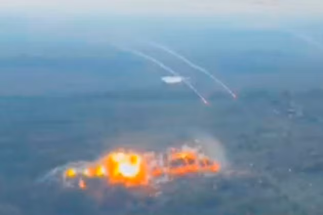 Trong khi đó, lực lượng không quân chiến thuật Nga đã tăng cường sử dụng bom lượn có điều khiển bằng vệ tinh FAB-500, tấn công vào các vị trí của Quân đội Ukraine trên hướng Kherson từ xa. Theo thông báo của quân đội Ukraine, 38 quả bom như vậy đã được thả trong một ngày. 